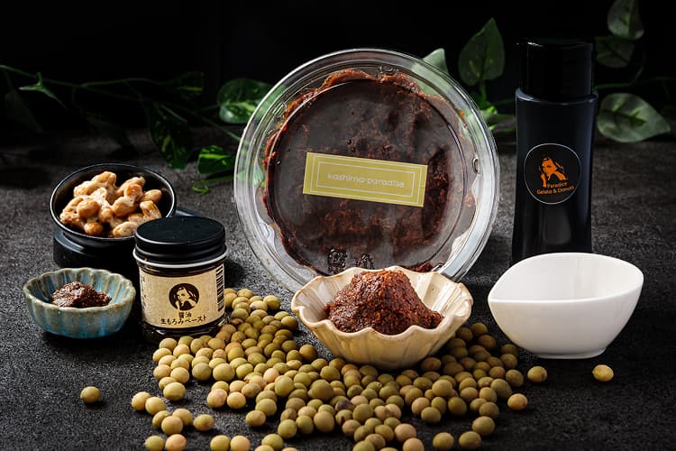 鹿嶋パラダイスの味噌、醤油、醤油生もろみペーストなどが並んでいる写真