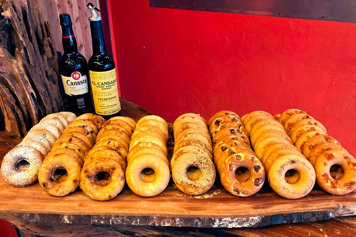 8種類のドーナツが並んでいる様子